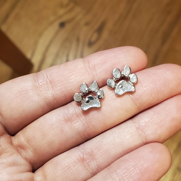 NWOT Silver Paw Prints Studs. - Picture 3 of 6